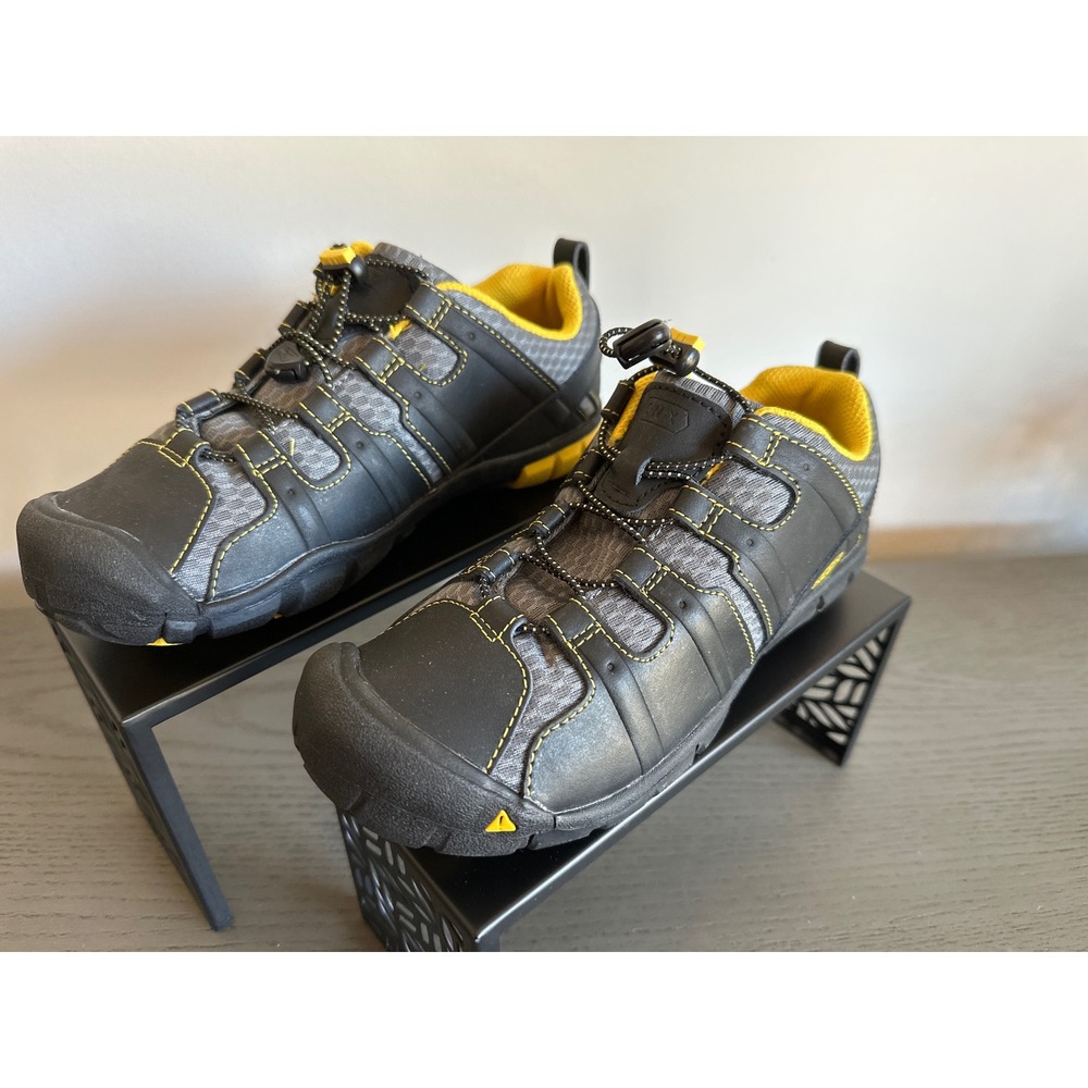 NEW‎ Keen Medomak CNX Kids Hiking Shoes Black Cyber Yellow Youth Size 4